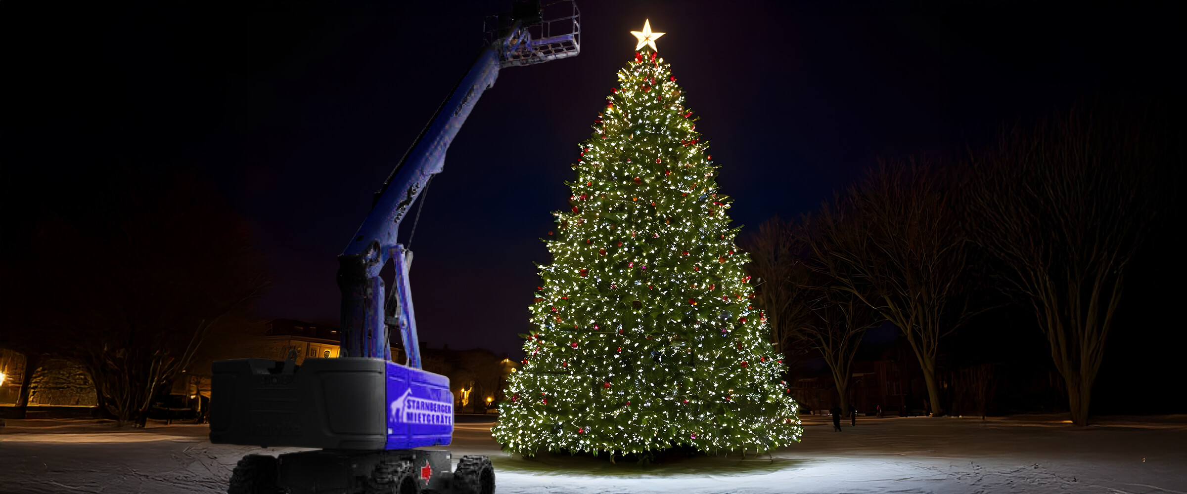 Arbeitsbühne dekoriert Christbaum